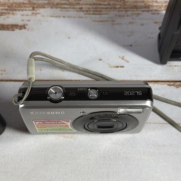 Samsung NV10 & SL202 Digital Cameras Parts Lot w/ Batteries & Chargers - Picture 4 of 7